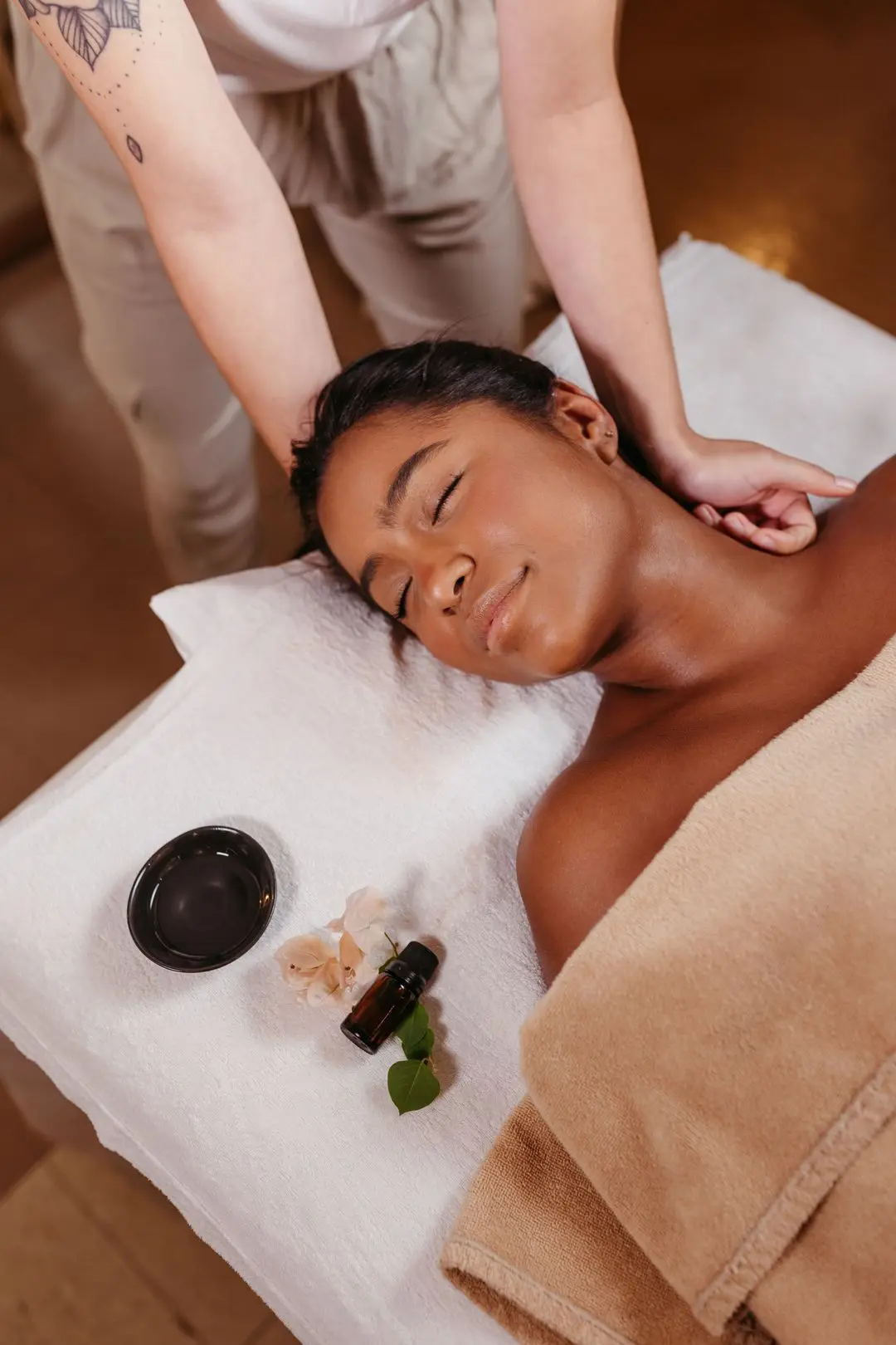 Femme détendue recevant un massage de la nuque