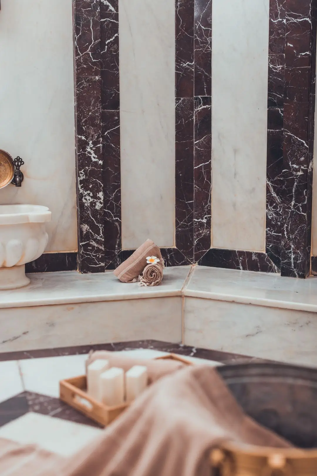 Hammam en marbre, serviettes pliées et bougies